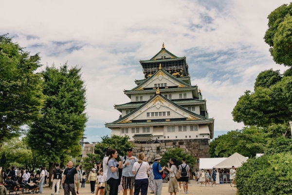 Osaka castle tourists