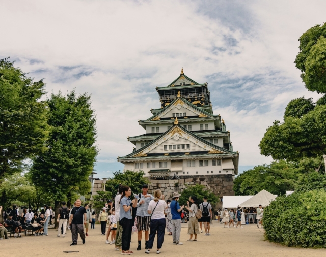 Osaka castle tourists